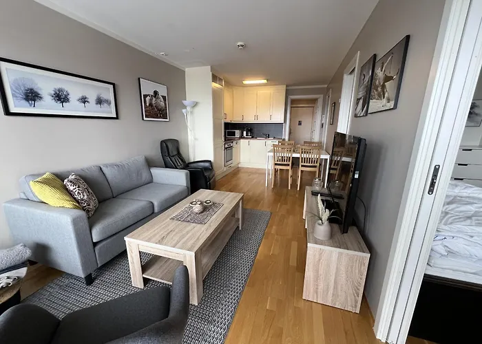 Bright, Homey In Center *